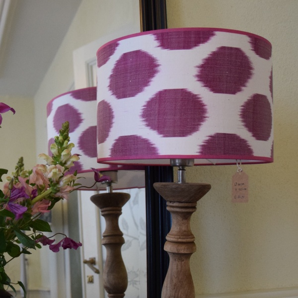 Terugspoelen Meting Nodig uit Atelier Kleur | Lampenkappen - Zijden ikat lampenkap met roze stippen